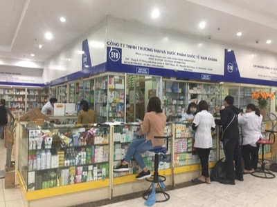 Tất cả các quầy thuốc tại Hapulico đã gỡ biển "Không bán khẩu trang, nước rửa tay, xin miễn hỏi". (Ảnh: PV/Vietnam+).