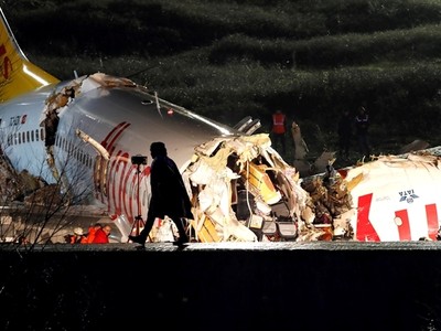 Máy bay bị gãy rời ở sân bay tại Istanbul ngày 5/2. Ảnh: Reuters.