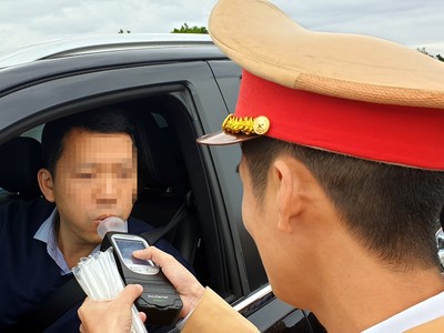 Lực lượng CSGT trước đây dùng phễu thổi để đo định tính nồng độ cồn.