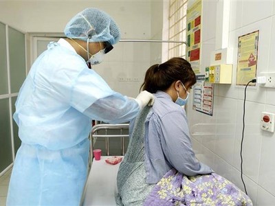 Điều trị cho bệnh nhân nghi nhiễm virus corona (Nguồn: TTXVN/Vietnam+).