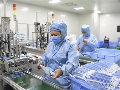 Khẩu trang được sản xuất tại nhà máy ở Trùng Khánh, Trung Quốc. (Ảnh: THX/TTXVN).