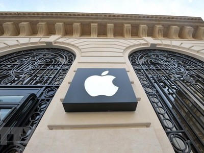 Biểu tượng Apple tại một cửa hàng ở Paris của Pháp. (Ảnh: AFP/TTXVN).