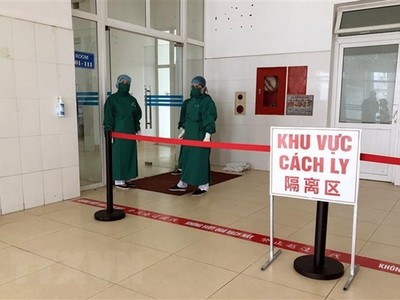 Đội ngũ cán bộ, nhân viên tham gia phục vụ luôn túc trực tại khu vực cách ly. (Ảnh: An Đăng/TTXVN).