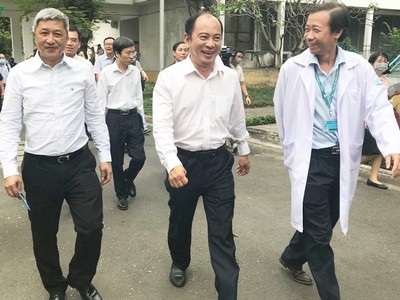 Thứ trưởng Bộ Y tế Nguyễn Trường Sơn (ngoài cùng bên trái) kiểm tra công tác cách ly, điều trị cho bệnh nhân tại TP.HCM.