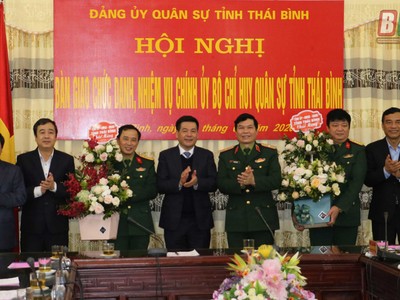 Lãnh đạo tỉnh Thái Bình và lãnh đạo Quân khu 3 chúc mừng Đại tá Phạm Đức Kiên, Đại tá Hoàng Chí Long.