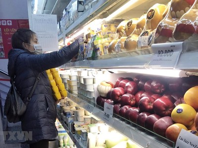 Khách lựa chọn hàng hóa tại siêu thị Vinmart. (Ảnh: Trần Việt/TTXVN).