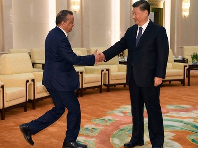 Tổng giám đốc Tổ chức Y tế Thế giới Tedros Adhanom Ghebreyesus và Chủ tịch Trung Quốc Tập Cận Bình bắt tay trước cuộc họp tại Đại lễ đường Nhân dân ở Bắc Kinh ngày 28/1. Ảnh: Reuters.