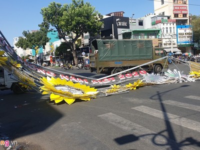 Hiện trường vụ cổng chào chúc mừng năm mới đổ sập. 