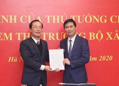 Bộ trưởng Phạm Hồng Hà trao quyết định và chúc mừng tân Thứ trưởng Nguyễn Tường Văn.