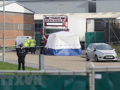 Cảnh sát điều tra tại hiện trường phát hiện 39 thi thể trong thùng xe tải đông lạnh ở khu công nghiệp Waterglade thuộc hạt Essex, Anh, ngày 23/10/2019. (Ảnh: THX/TTXVN).