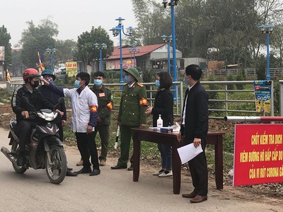 Chốt kiểm soát tại xã Sơn Lôi (Bình Xuyên, Vĩnh Phúc). 