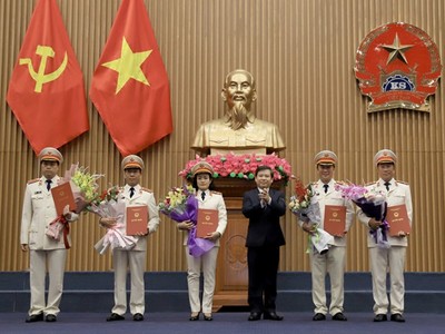 Viện trưởng Viện Kiểm sát nhân dân tối cao Lê Minh Trí trao quyết định của Chủ tịch nước bổ nhiệm Kiểm sát viên Viện Kiểm sát nhân dân tối cao.