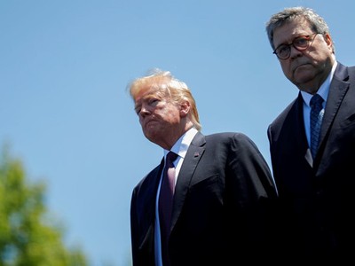 Tổng thống Mỹ Donald Trump và Bộ trưởng Tư pháp William Barr (phải) tham dự sự kiện bên ngoài tòa nhà quốc hội ở thủ đô Washington D.C ngày 15 5.2019.