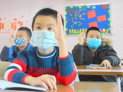 Học sinh trường Pascal, Hà Nội đeo khẩu trang trong lớp ngày 30/1. 