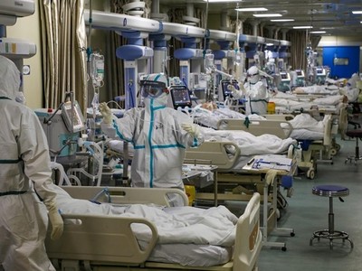 Nhân viên y tế làm việc tại phòng chăm sóc đặc biệt thuộc một bệnh viện được chỉ định điều trị dịch Covid-19 ở Vũ Hán ngày 6/2. Ảnh: Reuters.