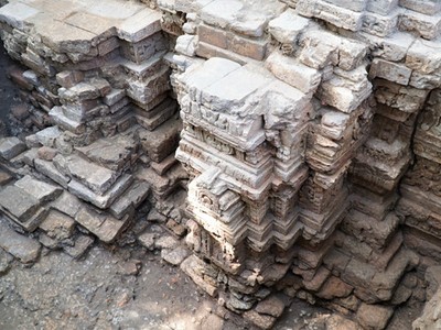 Dấu tích kiến trúc đền tháp cổ vừa được phát hiện tại khu di tích Bến Đình.