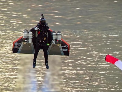 Thiết bị phản lực đã đẩy Vince Reffet lên độ cao 1.800m. (Nguồn: nypost.com).