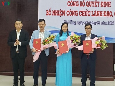 Ông Hồ Kỳ Minh, Phó Chủ tịch UBND TP Đà Nẵng trao các quyết định bổ nhiệm cán bộ.
