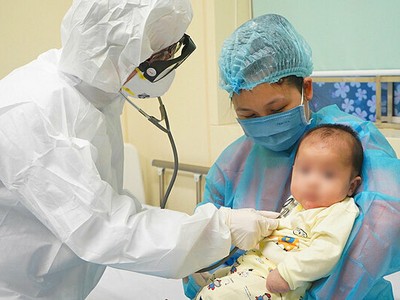 Bé được bác sĩ thăm khám kiểm tra sức khỏe trước khi xuất viện sáng 20/2.