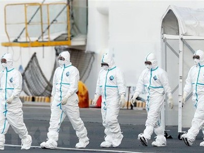 Nhân viên y tế làm nhiệm vụ gần tàu Diamond Princess tại khu vực cảng Yokohama, Nhật Bản ngày 10/2/2020. (Ảnh: ANI/TTXVN).