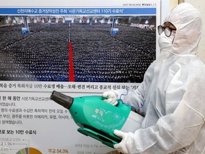 Phun thuốc khử trùng tại một cơ sở tôn giáo ở Daegu (Nguồn: Yonhap).