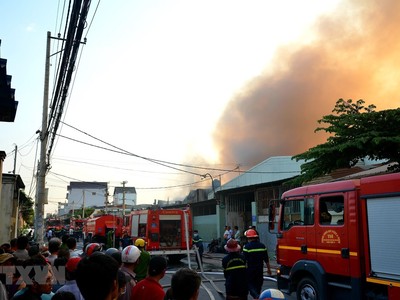 Hơn 100 cán bộ chiến sỹ triển khai chữa cháy. (Ảnh: Thành Chung/TTXVN).