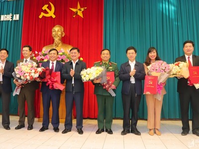 Lãnh đạo tỉnh Nghệ An chúc mừng các cán bộ được Ban Bí thư chỉ định tham gia Ban Chấp hành Đảng bộ tỉnh.