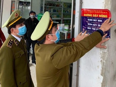 Cục Quản lý thị trường Lạng Sơn triển khai lắp trên 80 biển đường dây nóng tại các cửa hàng kinh doanh thuốc y dược. (Ảnh: PV/Vietnam+).