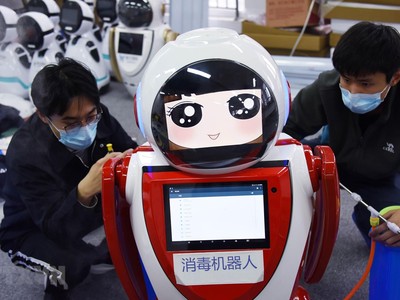 Trung Quốc đưa vào sử dụng robot khử trùng thế hệ đầu tiên tại công ty công nghệ Thanh Đảo, tỉnh Sơn Đông, Trung Quốc ngày 11/2/2020. (Ảnh: THX/TTXVN).