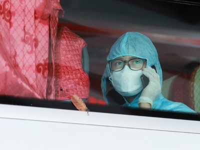 Người từ Hàn Quốc trở về gọi điện cho người thân khi về khu cách ly.