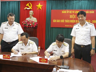 Chuẩn đô đốc Nguyễn Đức Vượng bàn giao chức trách nhiệm vụ cho Chuẩn đô đốc Nguyễn Văn Thuân.