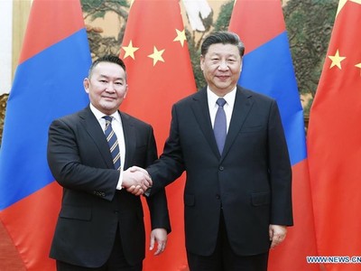 Tổng thống Mông Cổ Khaltmaa Battulga và Chủ tịch Trung Quốc Tập Cận Bình. Ảnh: Tân Hoa xã.