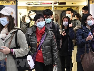 Hành khách đeo khẩu trang phòng tránh lây nhiễm COVID-19 tại một nhà ga ở Đài Bắc, Đài Loan. (Ảnh: AFP/TTXVN).