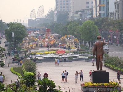 Du khách tham quan đường hoa TP.HCM (Ảnh: HP).