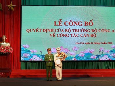 Thứ trưởng Lê Quý Vương trao quyết định cho đồng chí Đại tá Lưu Hồng Quảng. (Nguồn: cand.com.vn).