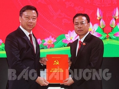 Ông Hoàng Quốc Thưởng (phải) nhận quyết định. Ảnh: Báo Hải Dương.