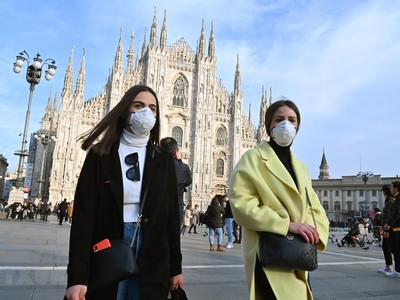 Người dân đeo khẩu trang phòng dịch COVID-19 tại Milan, Italy ngày 23/2/2020. (Nguồn: AFP/TTXVN).