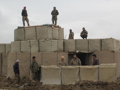 Lực lượng an ninh Afghanistan đứng gác tại một tiền đồn sau một cuộc tấn công của Taliban ở tỉnh Kunduz ngày 4/3. Ảnh: Reuters.