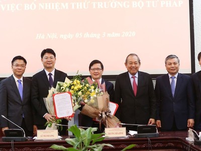 Phó Thủ tướng Thường trực Chính phủ Trương Hòa Bình và lãnh đạo Bộ Tư pháp chúc mừng 2 tân Thứ trưởng. Ảnh: VGP.