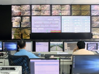Hệ thống quản lý giao thông thông minh của Trung tâm Giám sát và điều khiển giao thông đặt tại Trung tâm Quản lý đường hầm sông Sài Gòn (Sở Giao thông Vận tải Thành phố Hồ Chí Minh). (Ảnh: Tiến Lực/TTXVN).