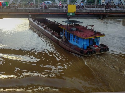 Tàu thuyền chật vật vượt qua gầm cầu Đuống trong mùa nước lũ (Ảnh: VOV).