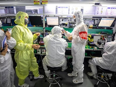 Các nhân viên an ninh tự kiểm tra y tế cho nhau ở Thâm Quyến, Trung Quốc. (Nguồn: EPA).