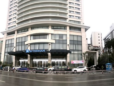 Xung quanh khách sạn Wyndham đều được lực lượng chức năng phong tỏa. (Nguồn: Báo Quảng Ninh).