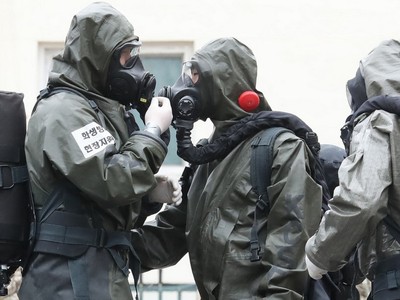 Lính Hàn Quốc chuẩn bị phun khử khuẩn tại thành phố Daegu hôm 9/3. Ảnh: AFP.