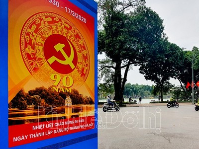 Pano được trang trí chào mừng Kỷ niệm 90 năm Ngày thành lập Đảng bộ TP tại khu vực Hồ Gươm. (ảnh: Kinh tế đô thị).