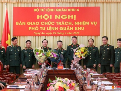 Lãnh đạo Bộ Tư lệnh Quân khu 4 và Binh đoàn 12 chúc mừng Thiếu tướng Nguyễn Sỹ Hội và Thiếu tướng Nguyễn Anh Tuấn.