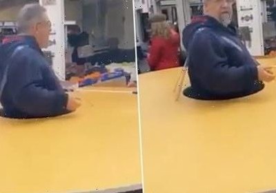 Quá sợ lây nhiễm virus Corona, người đàn ông tự chế vòng cách ly bằng bìa cứng 