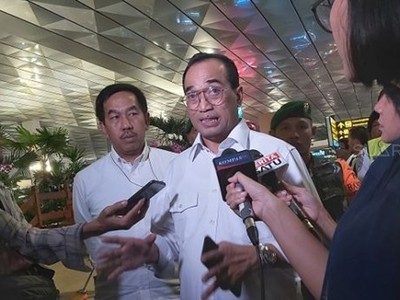 Bộ trưởng Giao thông Karya Sumadi trả lời phỏng vấn ở sân bay Soetta, Tangerang. (Nguồn: suara.com).