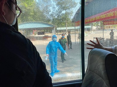 Xe đưa nhóm hành khách về từ châu Âu đến khu cách ly ở Trường quân sự Quân khu 7, TP HCM, chiều 16/3.