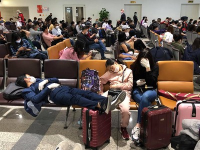 Hành khách chờ ở nhà ga T2 trước khi vào khu cách ly tập trung sáng 18/3